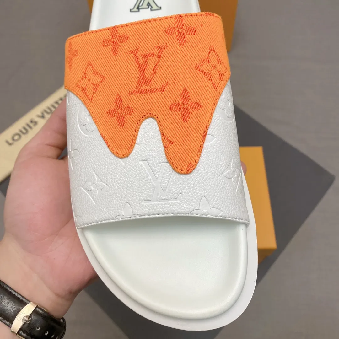 P300 🔍Top purchasing agent LV men's spring and summer slippers counter synchronization. The uppers are made of cowhide fabric imported from Italy, with logo graphics and high-quality craftsmanship. The soles are: original soles specially provided by the original factory. Exclusive molded soles are super comfortable. Original factory follow-up orders. 🔍🔍High quality. You can enter and leave the counter at will. Welcome to compare. Code number 38-45 No. 058